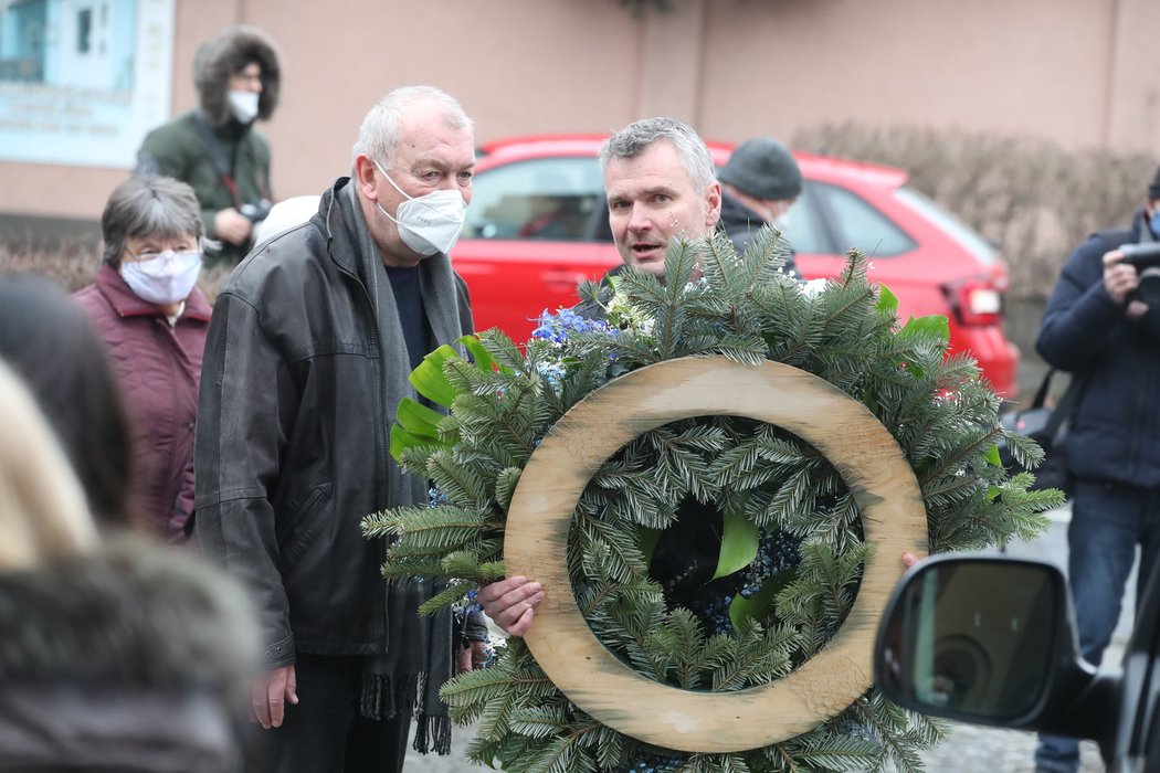 Na poslední rozloučení s Otakarem Černým (†77) dorazily desítky lidí.