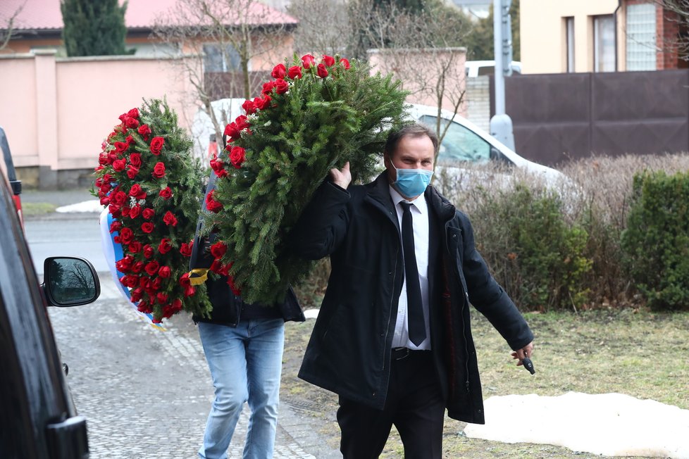 Posledního rozloučení s Otakarem Černým (†77) se účastní desítky lidí.