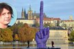 Výtvarník David Černý, který je známý třeba svou kontroverzní plastikou Entropa, instaloval na Vltavu obří prostředníček