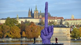 Fialový prostředníček míří na Pražský hrad