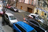 Surovec zmlátil ženu na Vinohradech! Donutil ji nastoupit do taxíku, vzal děti a odjel. Policie hledá svědky