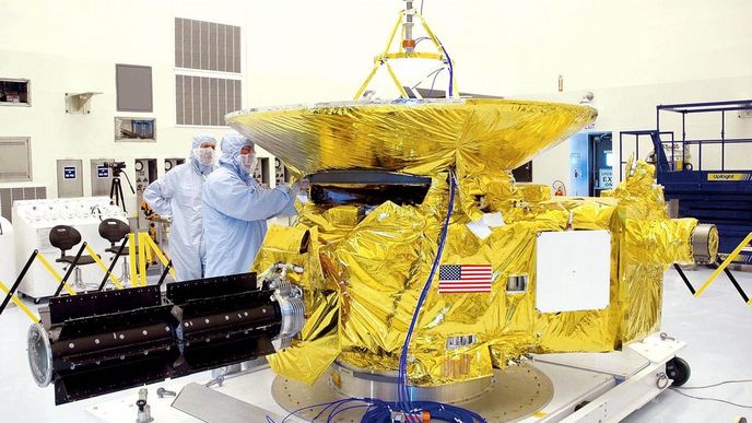 Černý válec sondy New Horizons je radioizotopový termoelektrický generátor