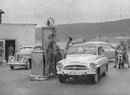 Čekání na benzin nad Vranovskou přehradou zachytil Jan Fiala pro cestopisnou knihu F. A. Elstnera z roku 1964 s názvem Tři kluci + km. Na snímku vidíme i cestovatelskou Octavii s částí osádky. Benzina měla ve druhé polovině 20. století v Československu monopol na prodej pohonných hmot. Převládaly pumpy s nízkou kapacitou nádrží a obsluha se musela spokojit mnohdy s malým kioskem bez vytápění a sociálního zařízení. Výjimkou nebyly dokonce ani stanice bez jakéhokoli přístřešku.