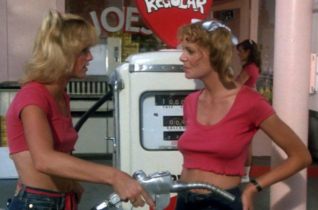 Druhý snímek pochází z amerického filmu Holky z pumpy (Gas Pump Girls) z roku 1979. Pojednává o konkurenčním boji dvou krachujících benzinových pump v jedné ulici. Když jeden z majitelů najme k obsluze čerpadla mladé a přitažlivé dívky, druhá benzinová pumpa může zavřít.