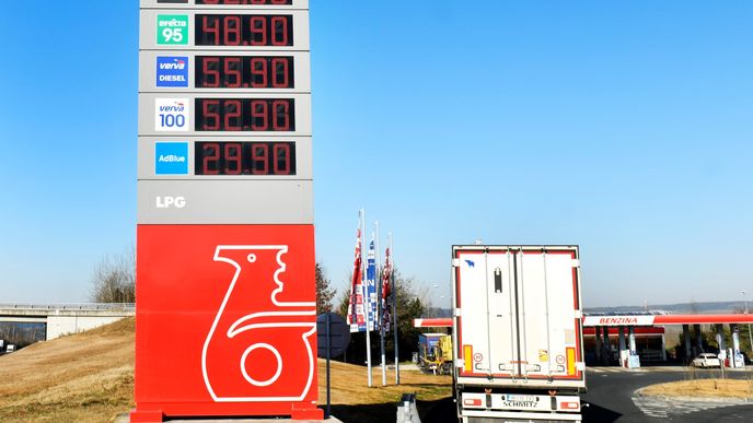 Do nejvyšší inflace od konce devadesátých let se v Česku promítá také prudký růst cen pohonných hmot.