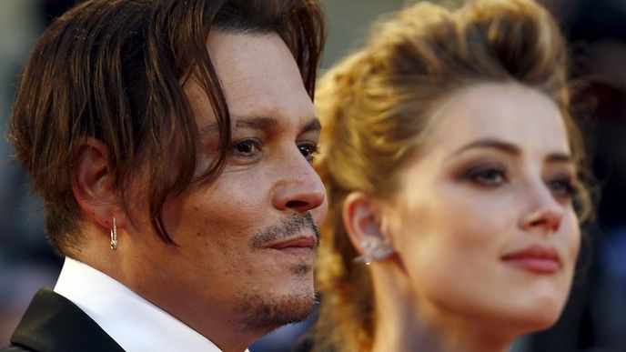 Čerstvý manželský pár Amber Heardová a Johnny Depp letos přivezl do Benátek dva životopisné filmy. Depp hraje titulní roli v nesoutěžní gangsterce o Jimmim Bulgerovi, jeho žena zdobí ambiciózní film inspirovaný příběhem dánského malíře Einara Wegenera.