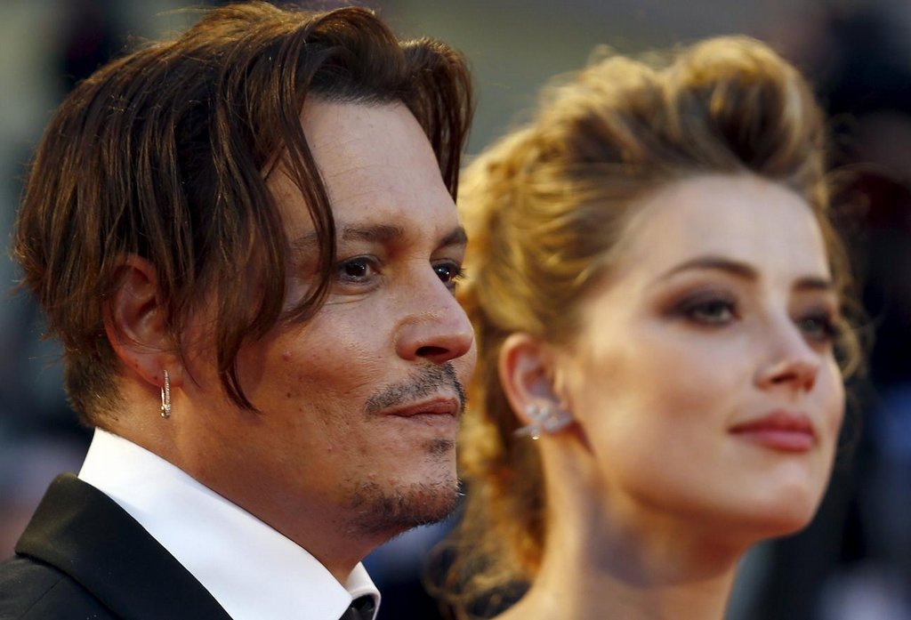 Čerstvý manželský pár Amber Heardová a Johnny Depp letos přivezl do Benátek dva životopisné filmy. Depp hraje titulní roli v nesoutěžní gangsterce o Jimmim Bulgerovi, jeho žena zdobí ambiciózní film inspirovaný příběhem dánského malíře Einara Wegenera.