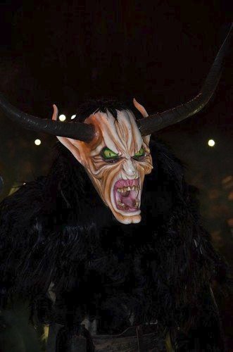 Krampus je děsivé vánoční monstrum, které pojídá děti.