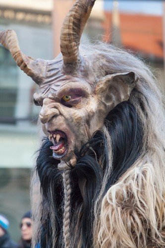 Krampus je děsivé vánoční monstrum, které pojídá děti.