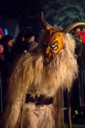 Krampus je děsivé vánoční monstrum, které pojídá děti.