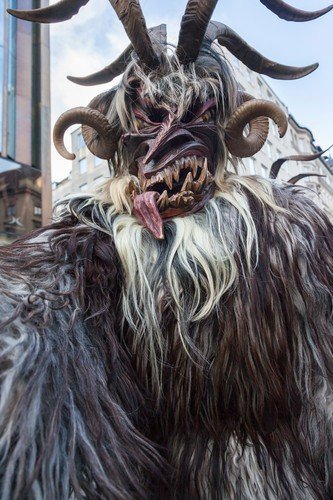 Krampus je děsivé vánoční monstrum, které pojídá děti.