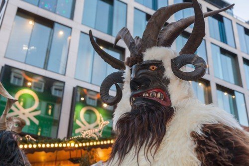 Krampus je děsivé vánoční monstrum, které pojídá děti.