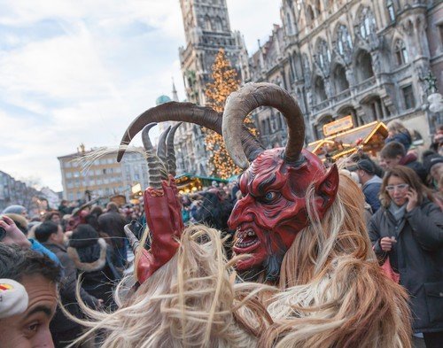 Krampus je děsivé vánoční monstrum, které pojídá děti.