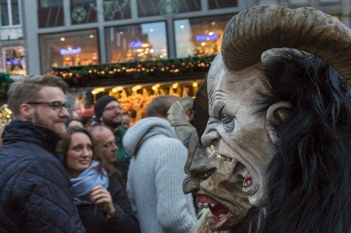 Krampus je děsivé vánoční monstrum, které pojídá děti.