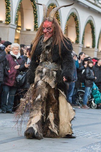 Krampus je děsivé vánoční monstrum, které pojídá děti.