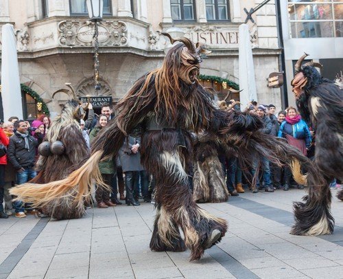 Strašidelný Krampuslauf. Čerti jsou jako živí.