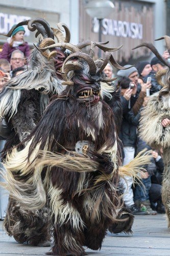 Strašidelný Krampuslauf. Čerti jsou jako živí.