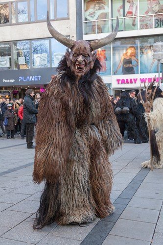 Strašidelný Krampuslauf. Čerti jsou jako živí.