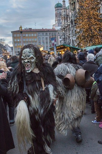 Strašidelný Krampuslauf. Čerti jsou jako živí.