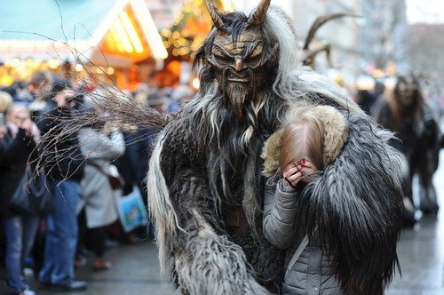 Strašidelný Krampuslauf. Čerti jsou jako živí.