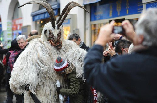 Krampus je děsivé vánoční monstrum, které pojídá děti.