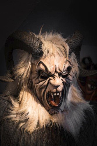 Strašidelný Krampuslauf. Čerti jsou jako živí.