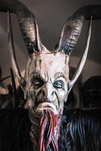 Strašidelný Krampuslauf. Čerti jsou jako živí.