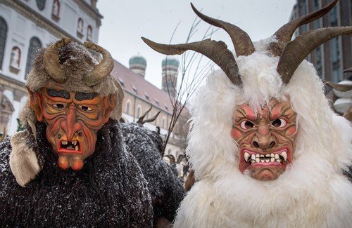 Strašidelný Krampuslauf. Čerti jsou jako živí.