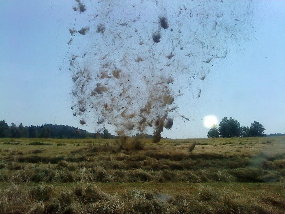 O řádění prašného víru se na vlastní oči přesvědčil i zemědělec ze Lhoty na Jihlavsku. Čertík mu tam z pole zvedl asi půl tuny sena.