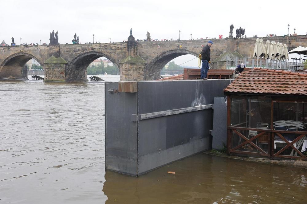 Několikatunová protipovodňová vrata z preventivních důvodů uzavřely Čertovku v Praze.