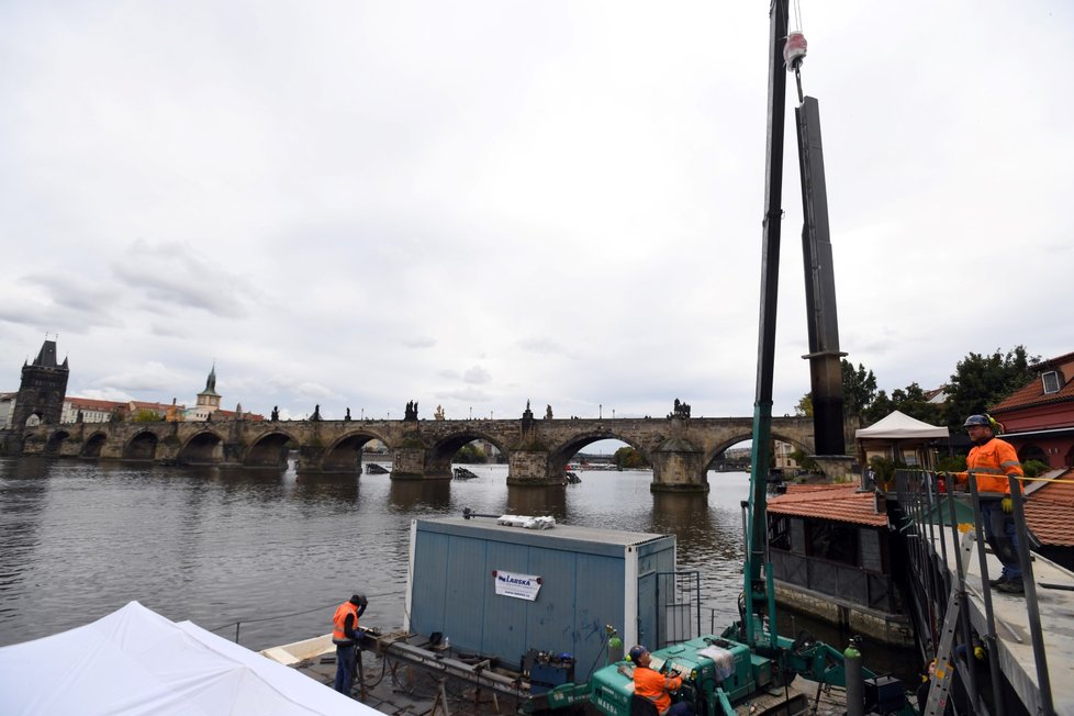 Správa služeb Prahy rekonstruuje protipovodňová vrata Čertovky. (6. října 2021)