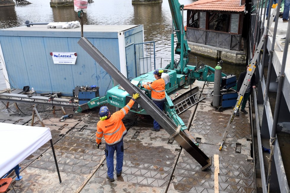 Správa služeb Prahy rekonstruuje protipovodňová vrata Čertovky. (6. října 2021)