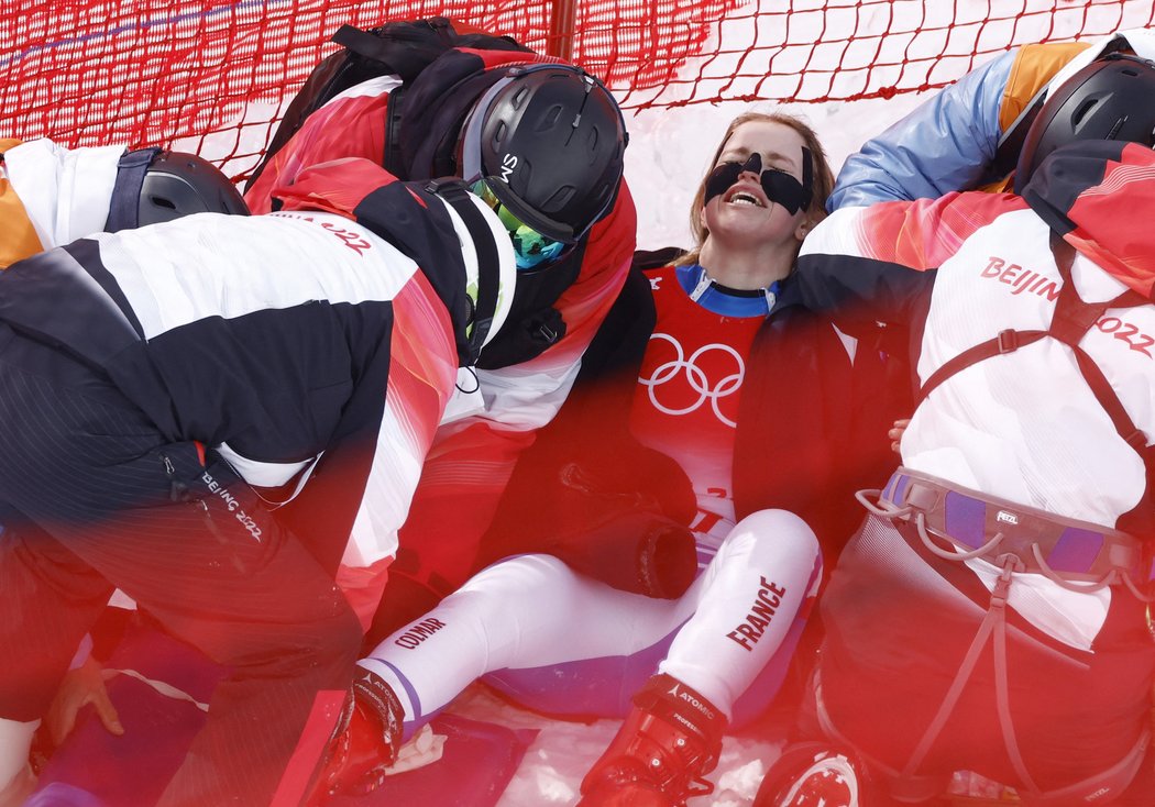 Francouzská sjezdařka Camille Cerutti si v olympijském sjezdu prošla očistcem. Po těžkém pádu si vážně poranila pravé koleno...