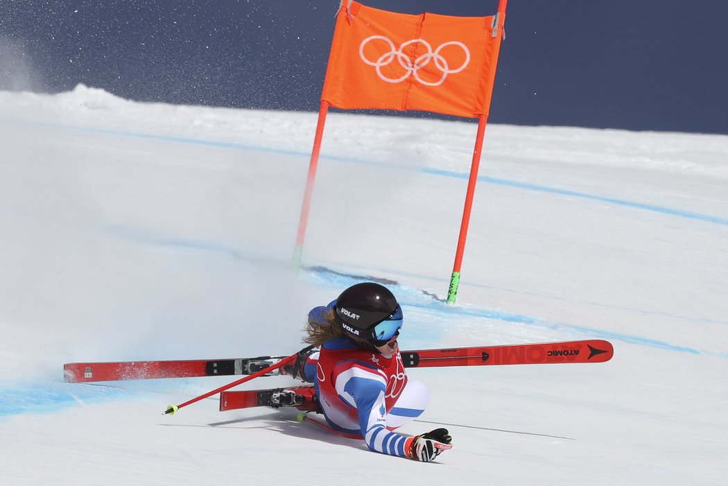 Francouzská sjezdařka Camille Cerutti si v olympijském sjezdu prošla očistcem. Po těžkém pádu si vážně poranila pravé koleno...