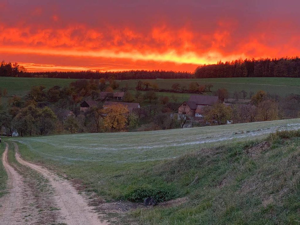 Takto se obloha zbarvila 1. listopadu 2018 v Nelepči u Tišnova.