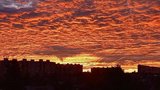 Magická pokoukaná: Oblačné červánky zbarvily nebe (nejen) nad Prahou do ruda