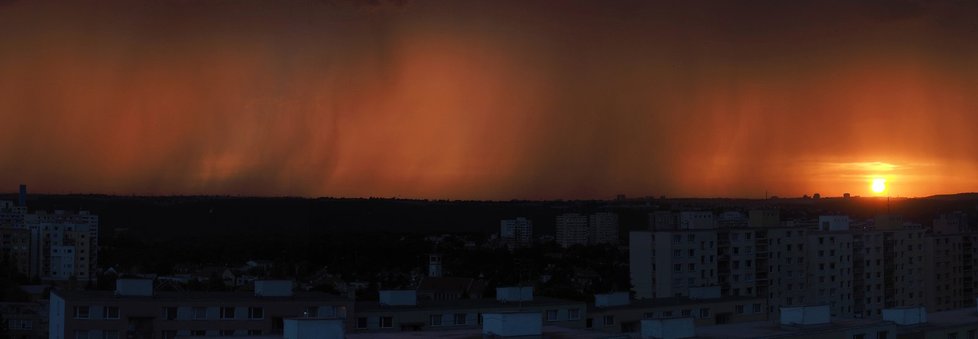 Takhle zachytil červánky Jiří Tondl v Otradovické ulici v Praze 4 Kamýku.