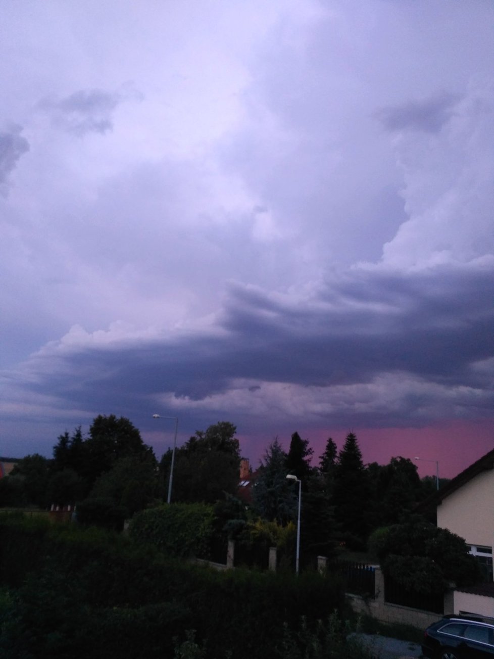 Takhle bouřku a červánky zachytila Michaela Hrubá v Újezdu nad Lesy.