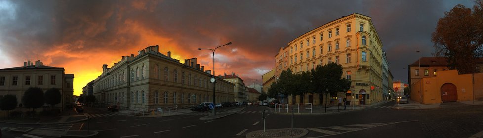 Ve středu večer se obloha nad Prahou rozzářila do červenozlata.