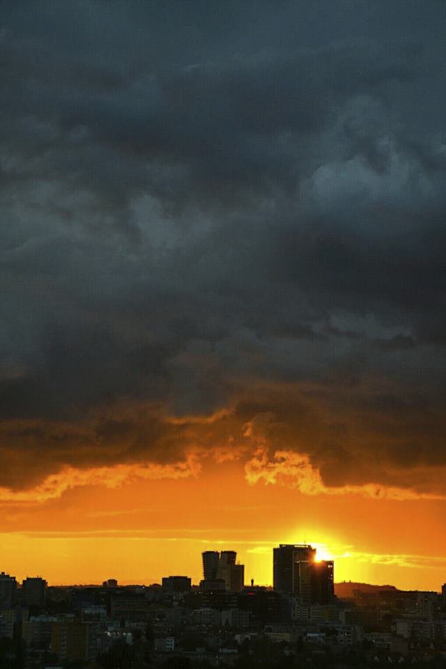 Na červánky nad Prahou byl vskutku nádherný pohled. Září 2017.