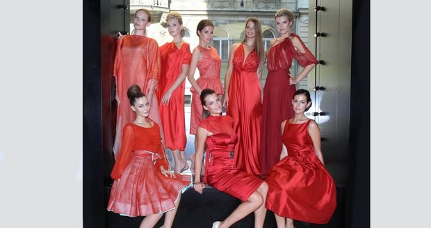 České modelky předváděly šaty v rudé barvě