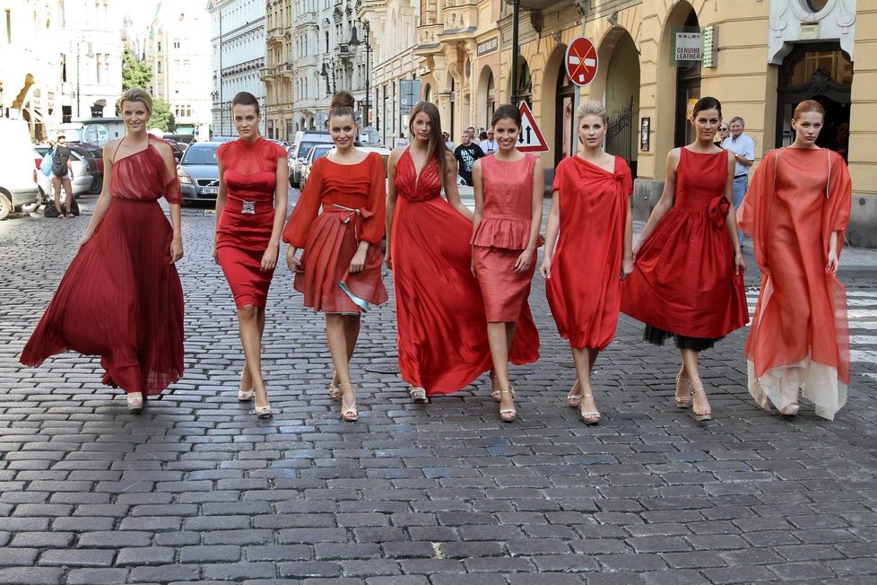 České modelky předváděly šaty v rudé barvě