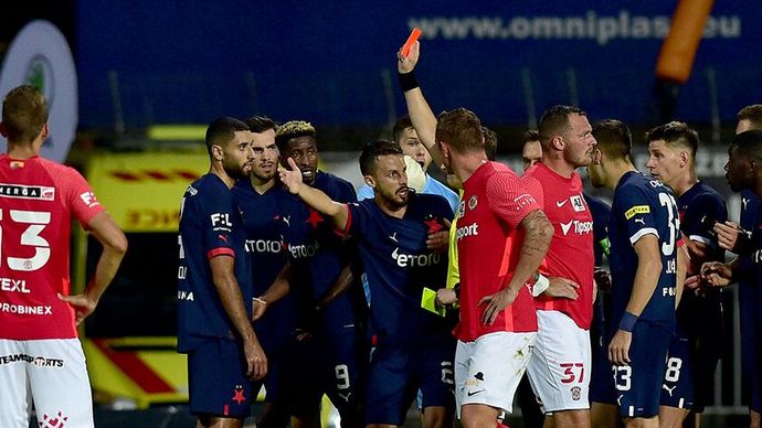 Červená pro slávistu Ousoua v Brně, kterou rozhodčí Klíma dal po chybné intervenci VAR.