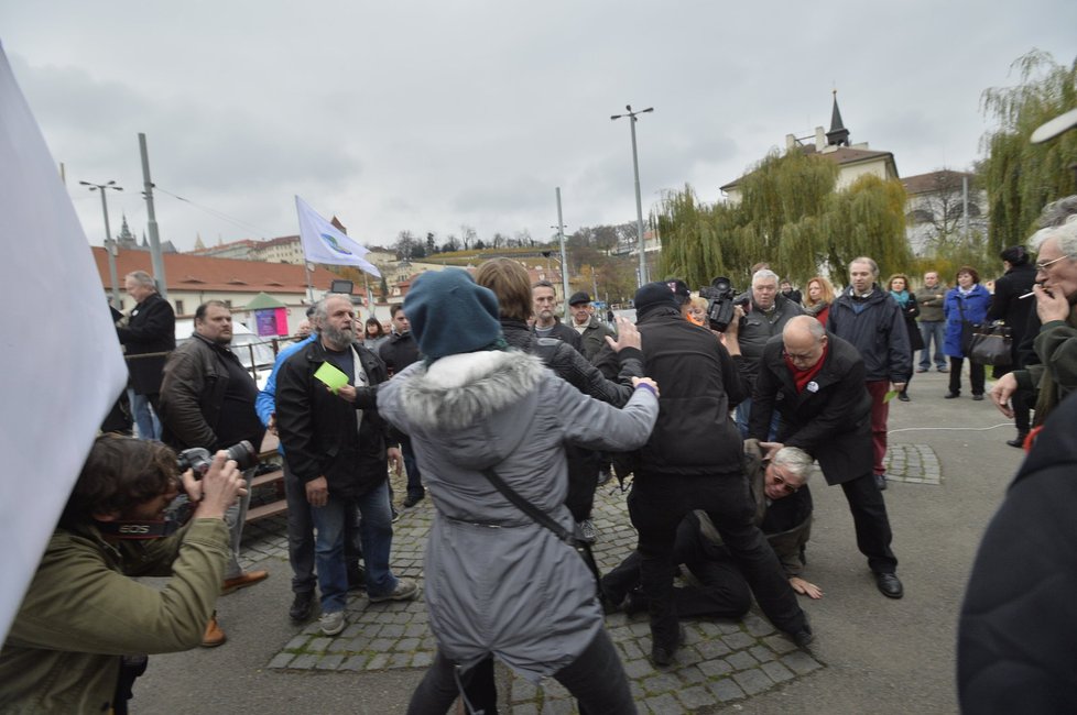 „Policie, policie,“ křičeli příznivci Zemana a stáhli oponenta z pódia.