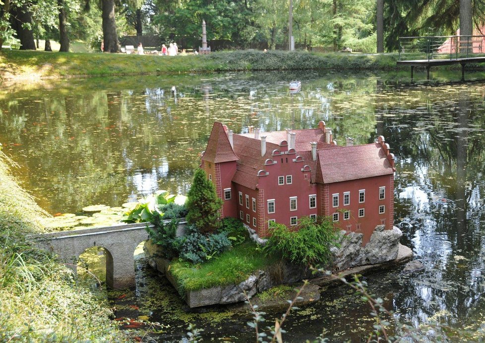 Kousek od centra Mariánských Lázní navštivte park miniatur Boheminium, který je plný modelů českých památek. Na fotce je Červená Lhota.