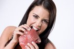 Milujete červené maso a tvoří většinu vašeho jídelníčku? Dejte si pozor na rakovinu!