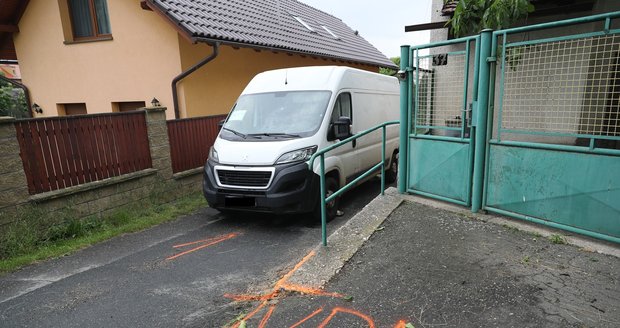 Špatně zabrzděná dodávka přimáčkla řidiče na Kolínsku: Ležel pod ní dlouhé minuty! popsal svědek