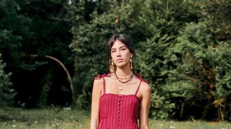 Sexy léto začíná: 30 nejlepších červených šatů z aktuálních kolekcí
