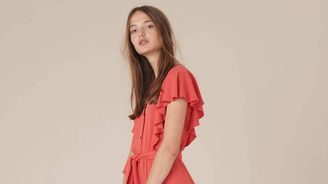 40 nejkrásnějších červených šatů, ve kterých budete chtít trávit celé léto
