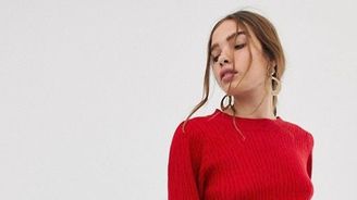 10 nejhezčích červených svetrů, které jsme našli v e-shopech